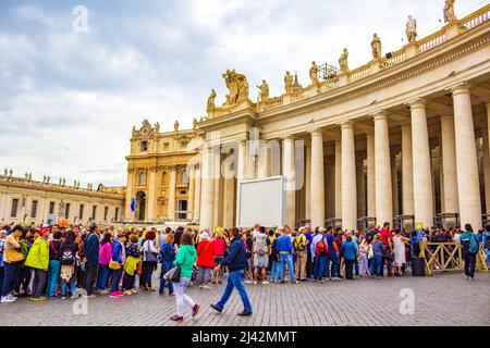 Überfüllter Petersplatz`s, Piazza San Pietro Vatican mit Brunnen, die von Carlo Maderno und Gian Lorenzo Bernini zur Verzierung des Platzes geschaffen wurden, Vatikan Stockfoto
